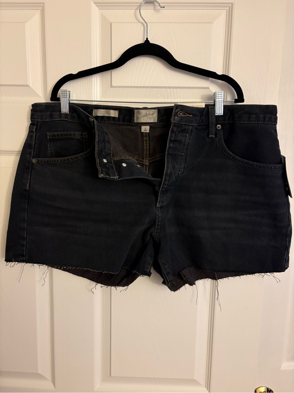 Universal Thread Women’s Black Raw-Edge Denim Shorts New (size22) - Picture 3 of 7